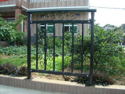 陽臺護(hù)欄裝修怎樣才規(guī)范？陽臺護(hù)欄廠家總結(jié)了