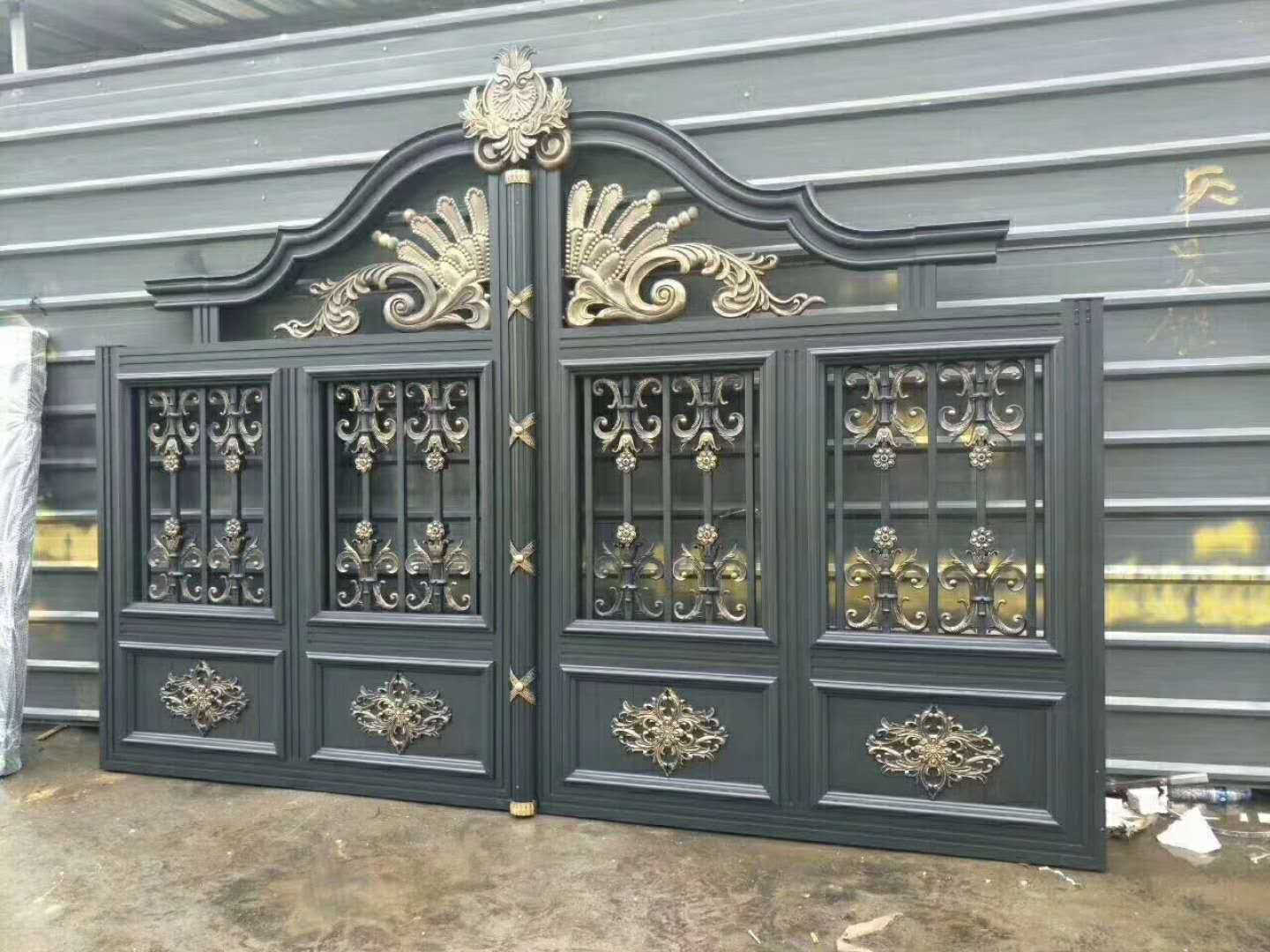 快來看一看這里有別墅鋁藝大門價(jià)格高低的區(qū)分