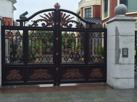 豪宅選擇好“門(mén)面”安誠(chéng)鋁藝大門(mén)