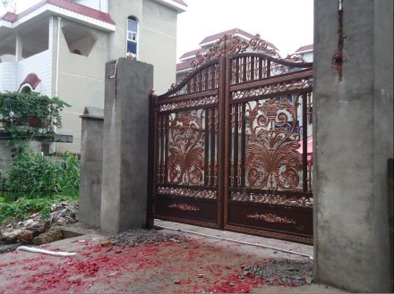 別墅庭院大門濰坊鋁藝大門需要精心呵護(hù)