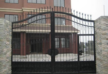 選購(gòu)鐵藝大門時(shí)要考慮的4點(diǎn)
