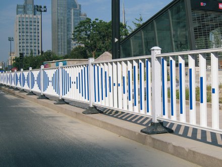 城市道路護(hù)欄，一般分為幾類，價(jià)格如何