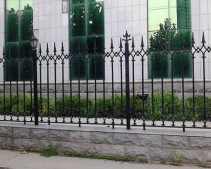 安誠護(hù)欄為您提供優(yōu)質(zhì)的鐵藝護(hù)欄及定做價(jià)格