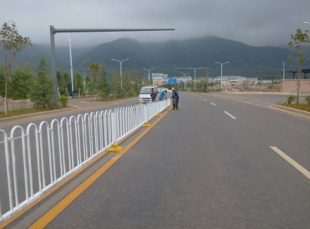 道路護(hù)欄哪家好？